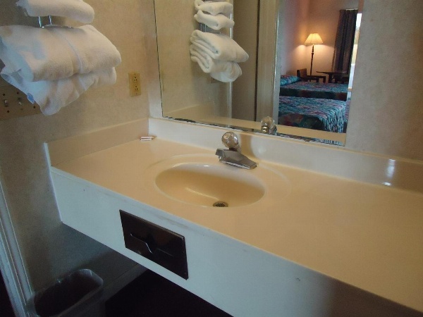 Welborn Motel - Hamptonville image 6